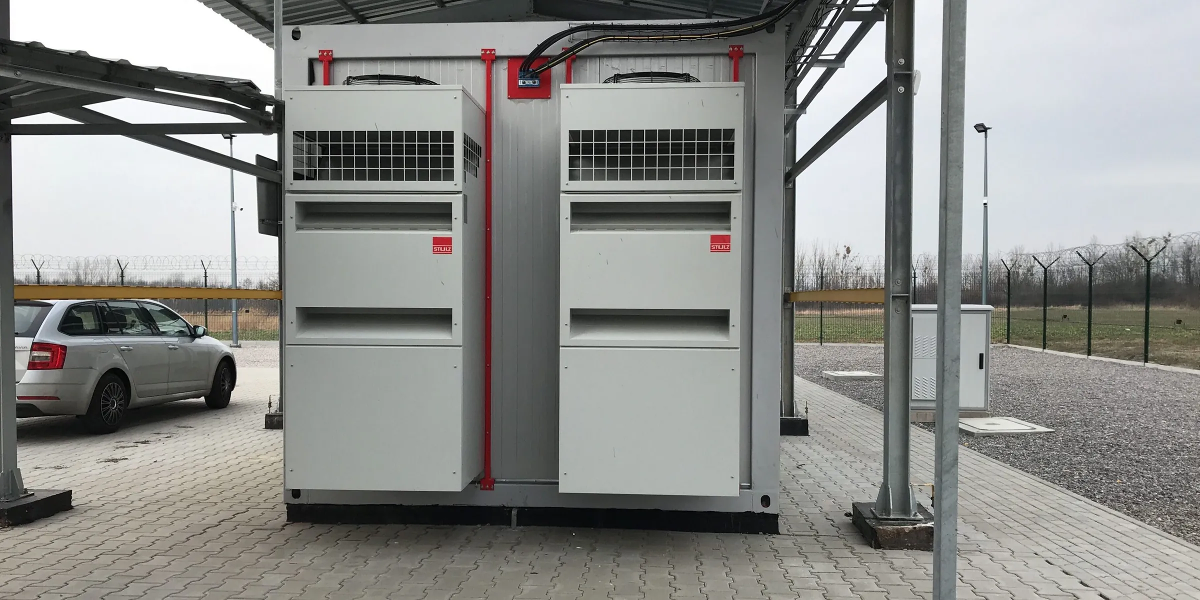 Dvě shelter klimatizační jednotky na stěně technologického kontejneru pod přístřeškem