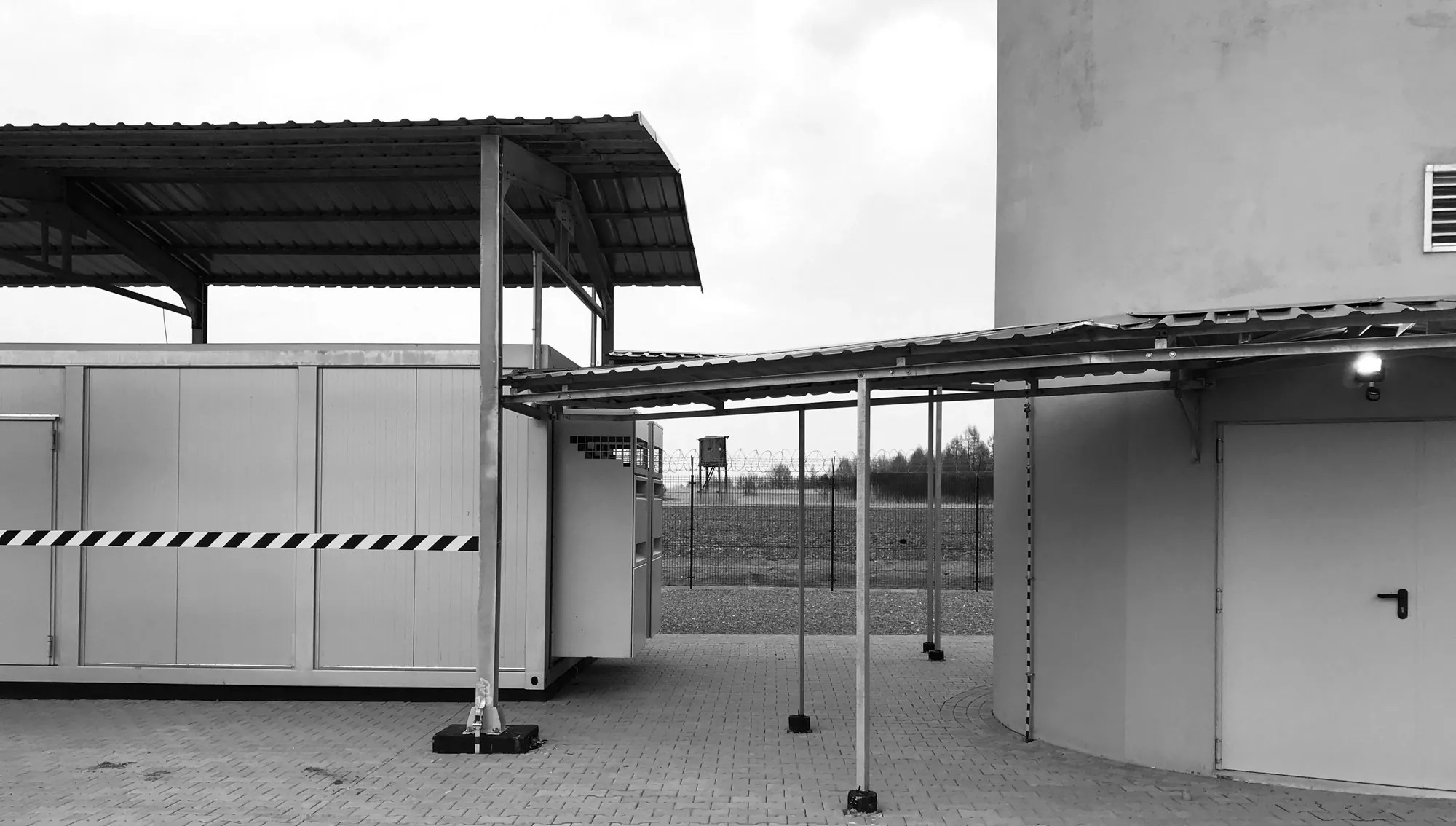 Technologický kontejner pod přístřeškem vedle radarové věže